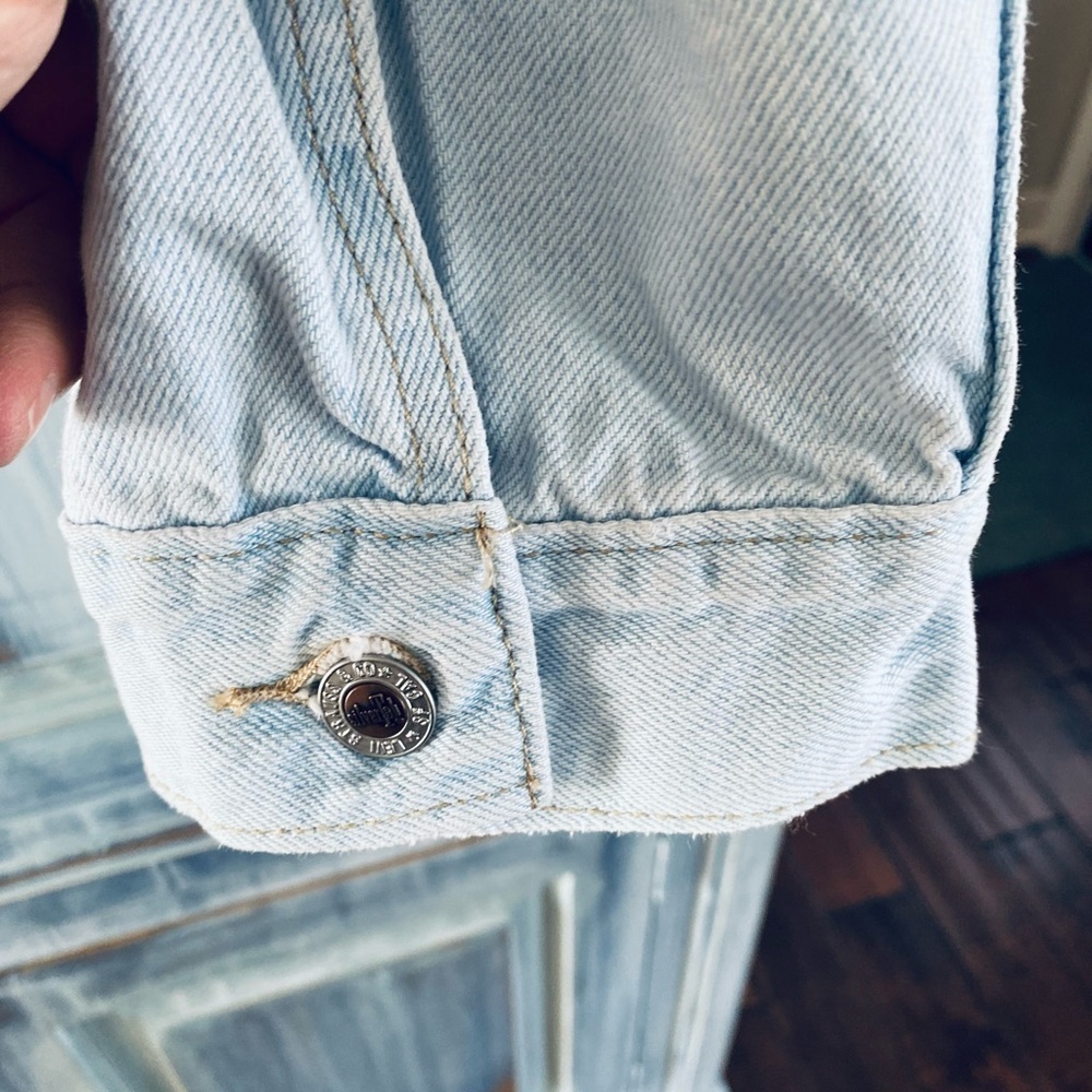 WOMEN'S Levi's® Silvertab™ Cropped Trucker Jean Jacket - Picture 10 of 15